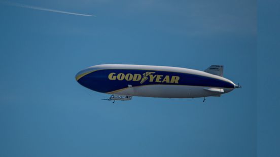 ZIEN | Zeppelin van 75 meter vliegt over