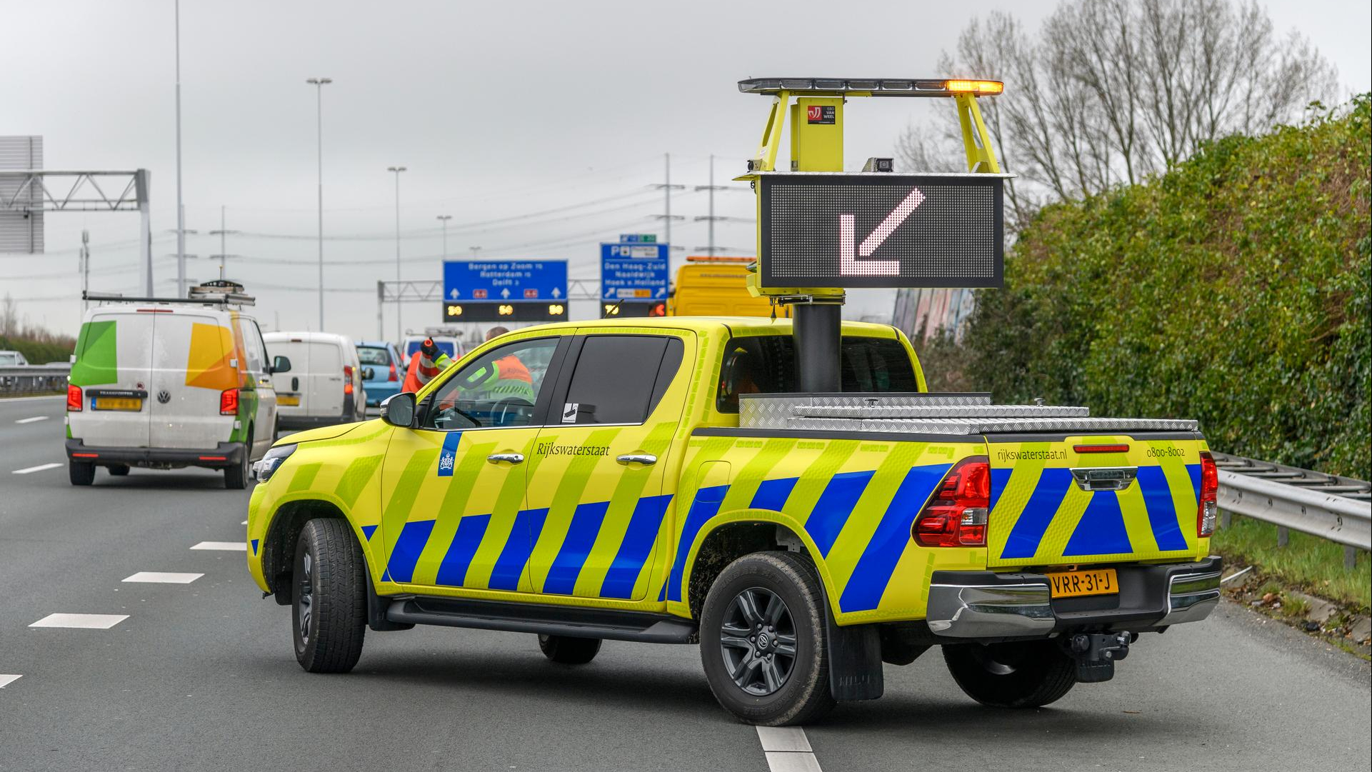 Kettingbotsing bij Geleen: snelweg dicht, verkeer omgeleid.