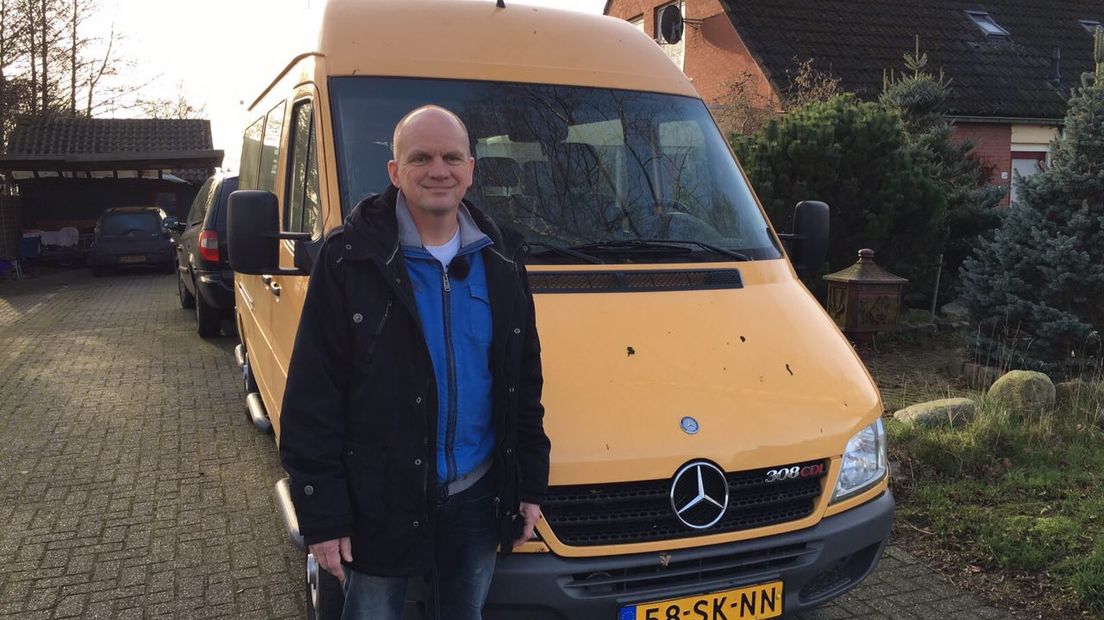 Rozema en zijn bus (Foto RTV Drenthe/ Ineke Kemper)