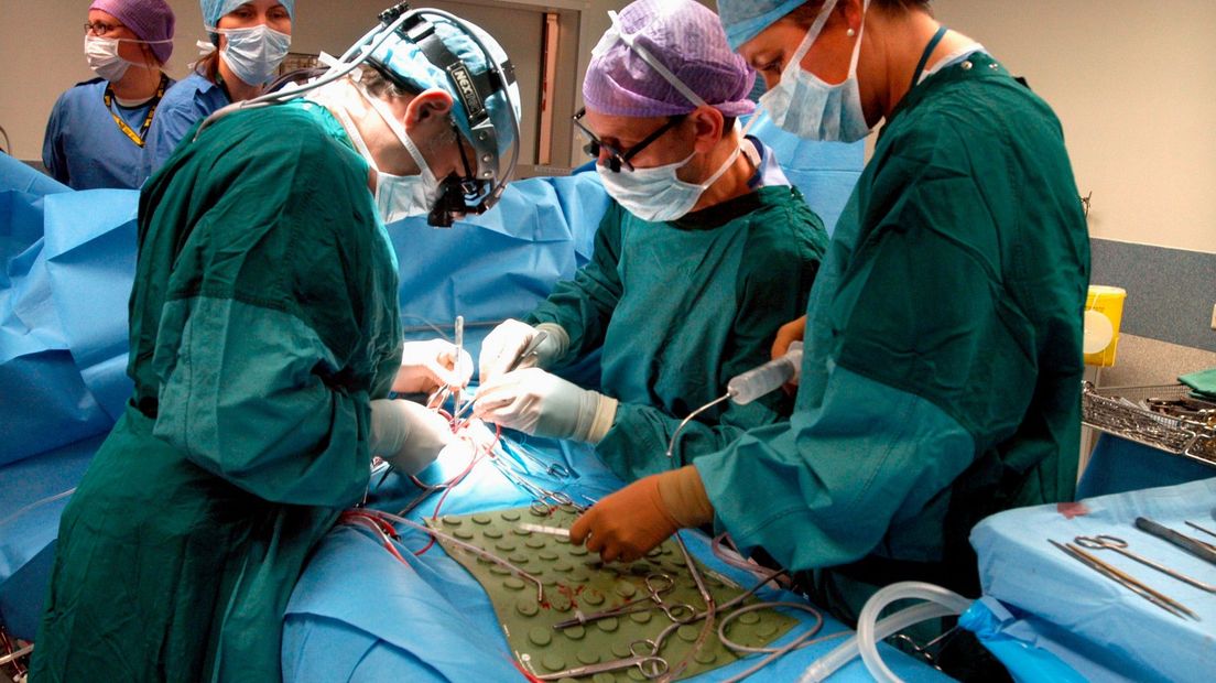 Chirurgen opereren een pasgeboren baby in het LUMC