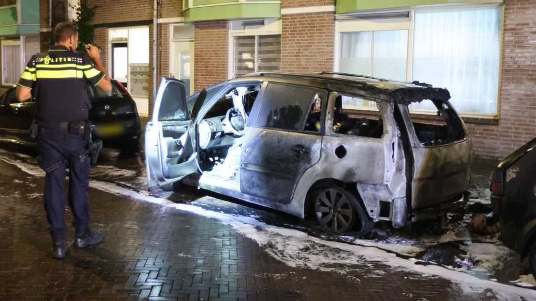 Tenminste één auto brandde volledig uit