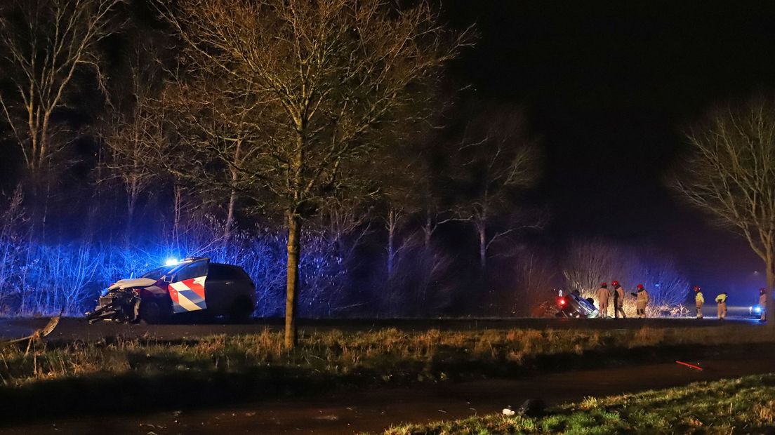 Bij het ongeluk raakten de twee auto's van de weg