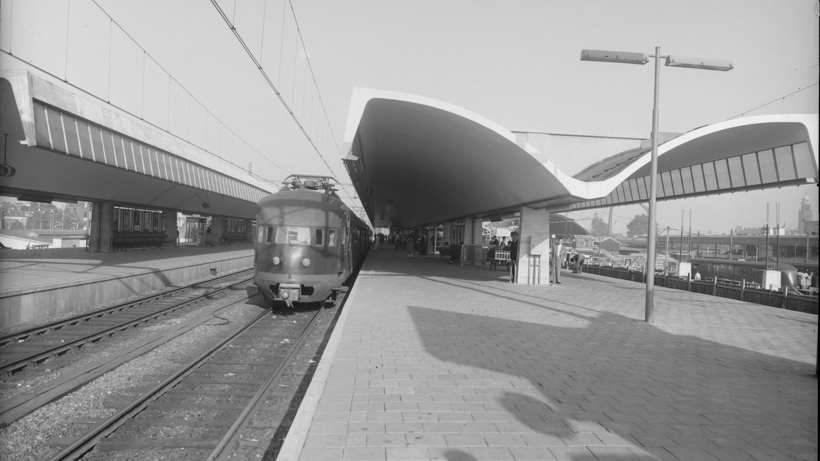 De individuele perronkappen van het oude station werden in het nieuwe ontwerp vervangen door één grote kap