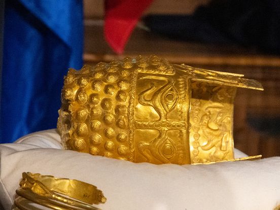 Teruggekeerde gouden helm en armbanden populair bij Roemeens publiek