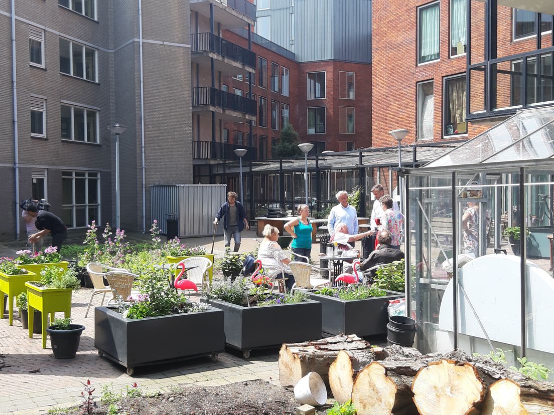 Bewoners vinden dat het huidige binnenplein op een begraafplaats lijkt