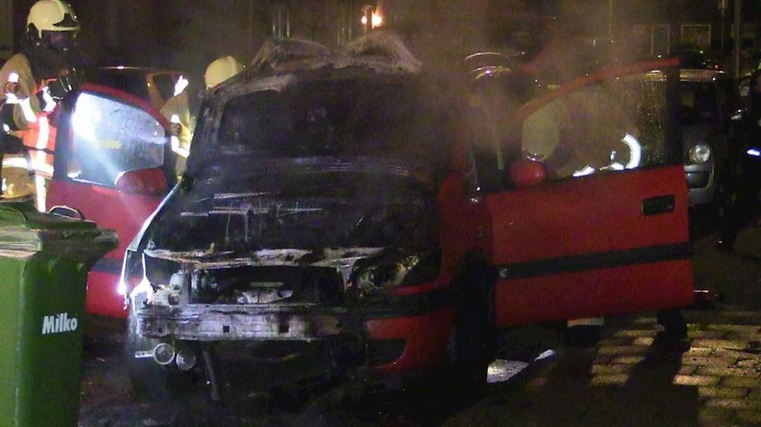 Brandweer blust autobrand in Enschede