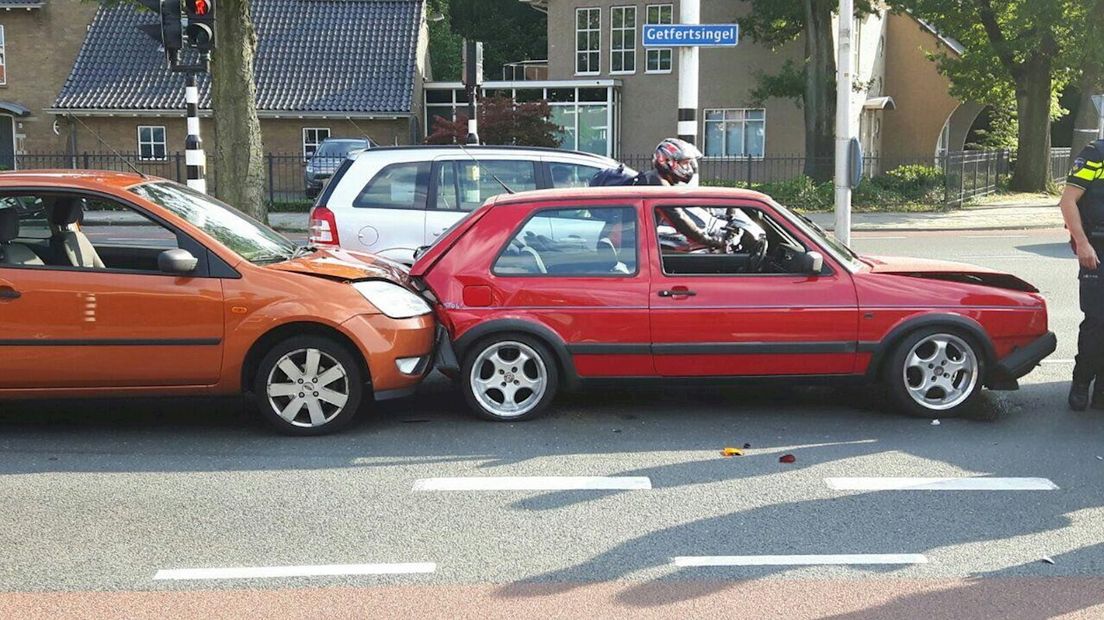 Auto's botsten op drukke kruising in Enschede