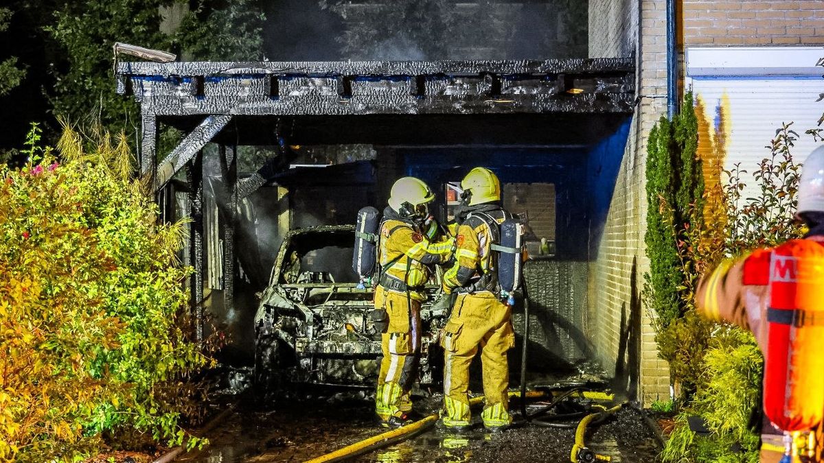 Brand legt auto en carport in de as in Hengelo