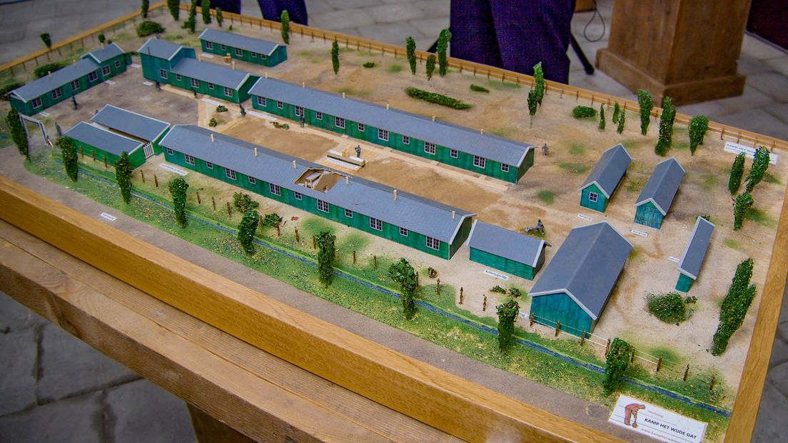 Op basis van een luchtfoto van de RAF is een maquette van kamp Het Wijde Gat gemaakt