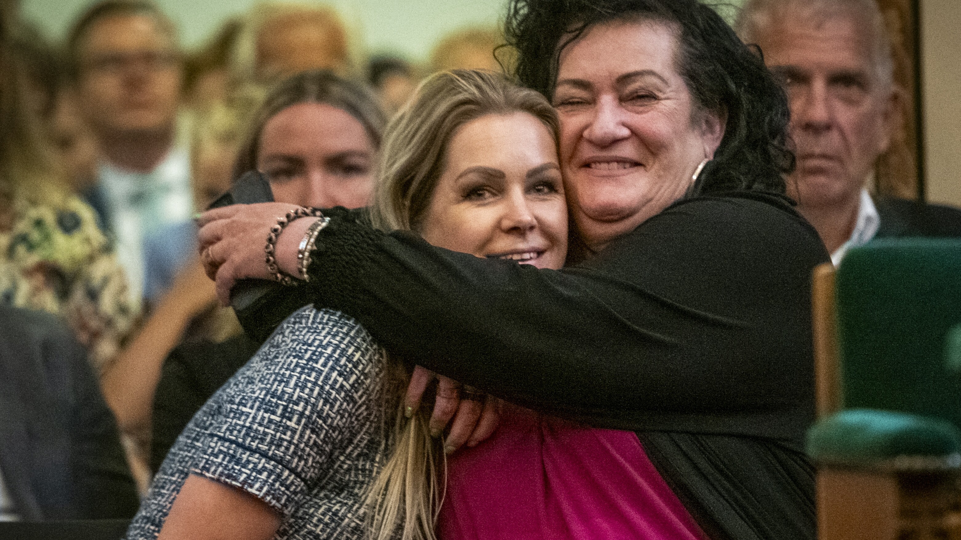 Caroline van der Plas krûpt Femke Wiersma oan by har ynstallaasje as deputearre