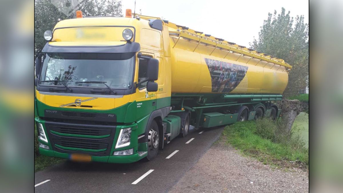 Truck klem in berm: weg tussen Oudewater en Hekendorp hele dag dicht