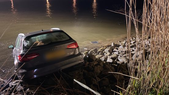Auto te water in Nieuwerkerk: bestuurder naar ziekenhuis