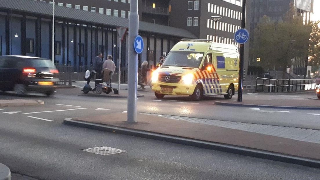 De vrouw is meegenomen naar het ziekenhuis