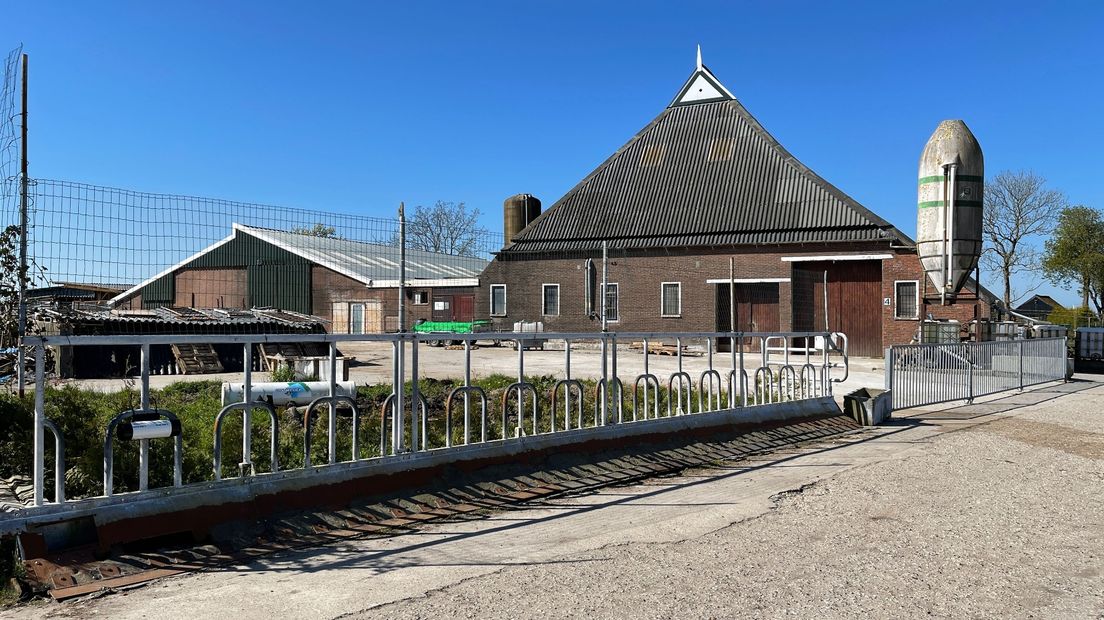 De boerderij in Niehove waar de tien illegale werknemers zijn aangehouden