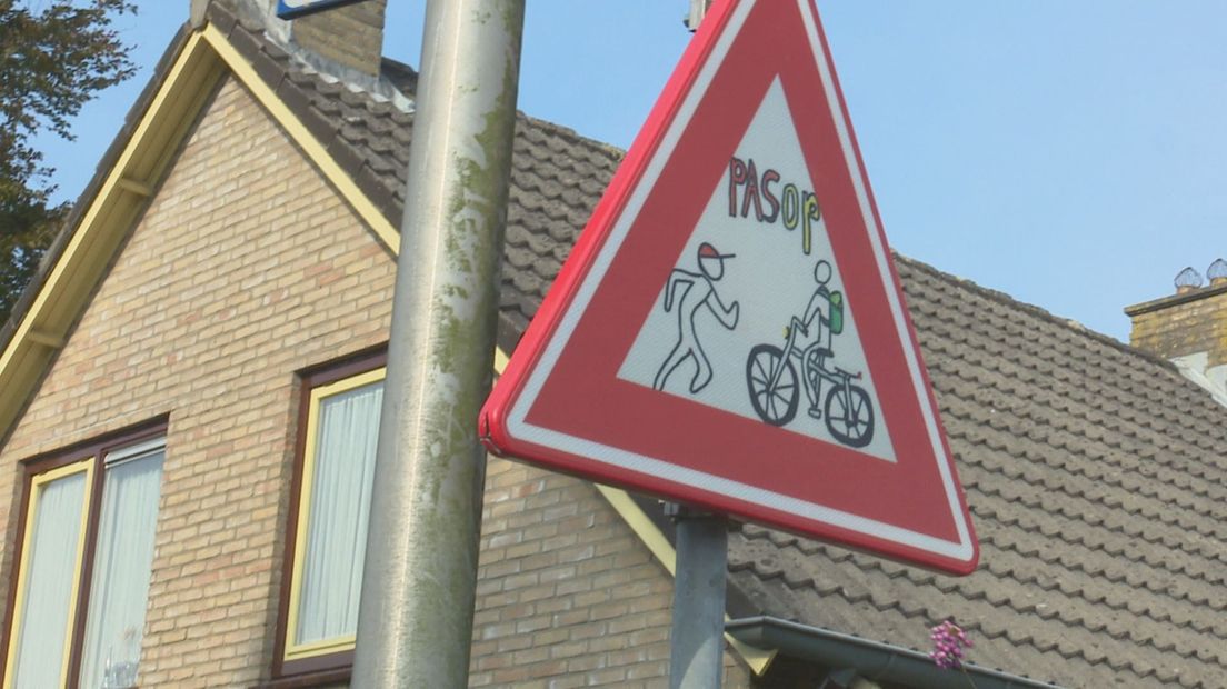 Het speciaal ontworpen verkeersbord van obs Heidepark