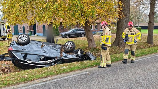 Auto slaat over de kop en belandt in sloot