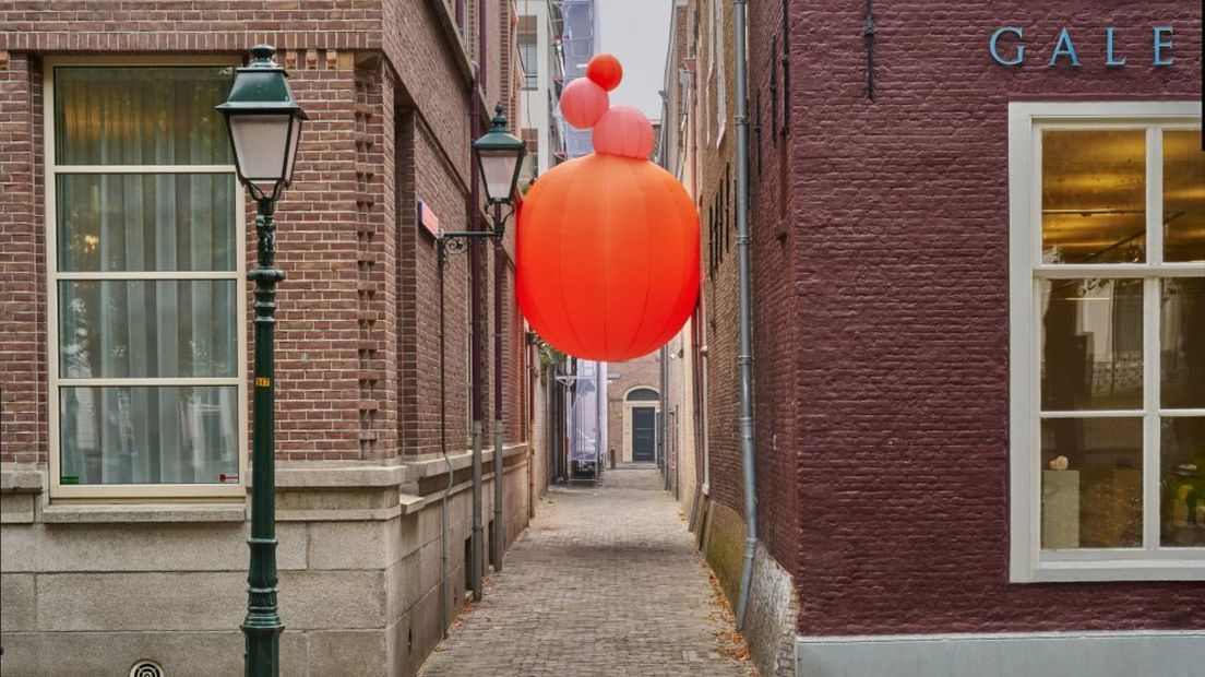 En in de Schoorsteenvegerstraat kom je dit kunstwerk tegen