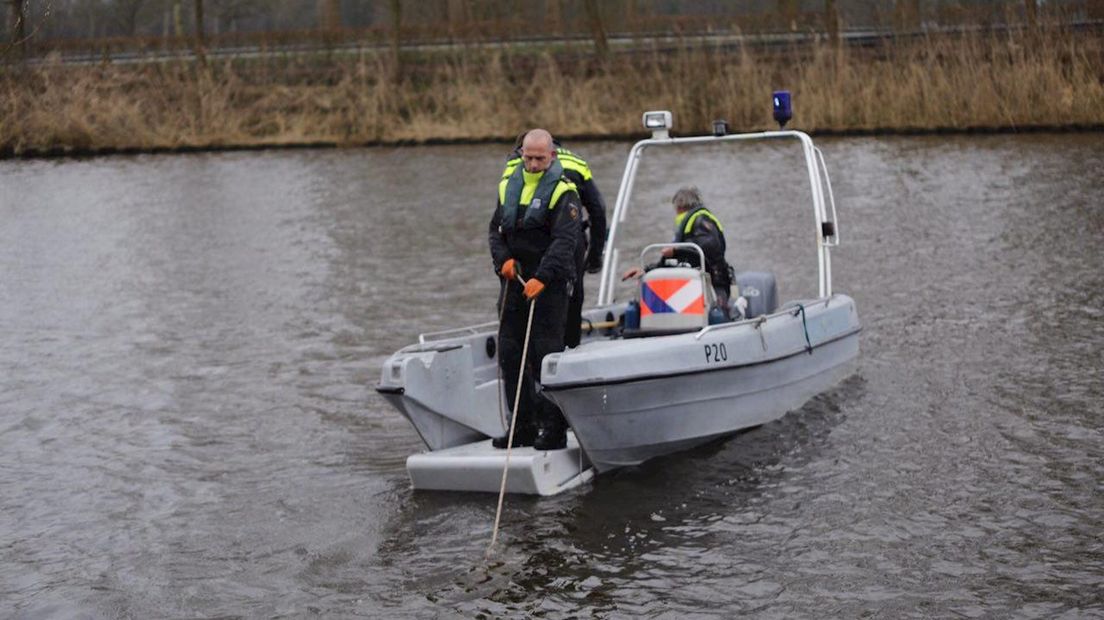 Politie zoekt naar bewijsmateriaal in Twentekanaal