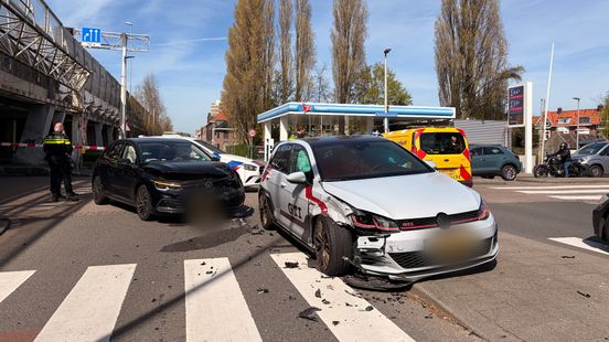 Flinke schade na ongeluk met twee autos in Rotterdam-Overschie. Flinke schade na ongeluk met twee autos in Rotterdam-Overschie.