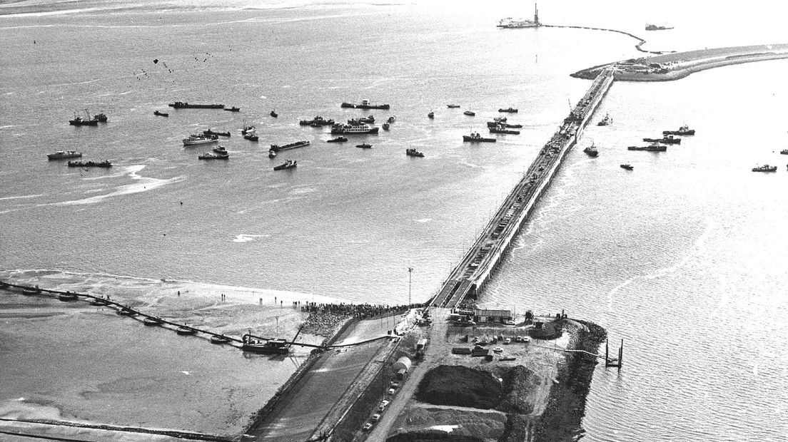 De werkzaamheden voor de afsluiting van de Lauwerszee