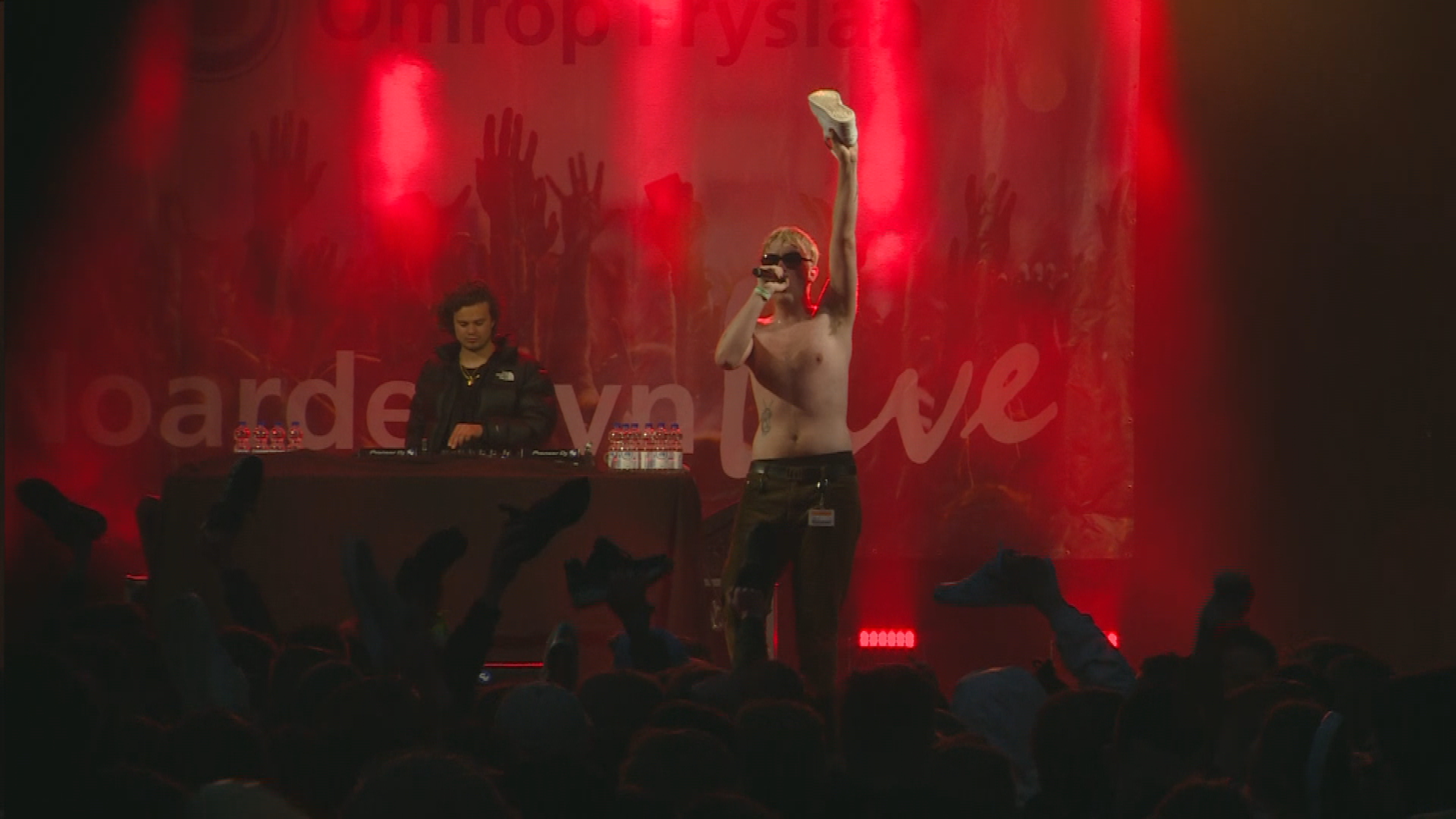 Joost Klein met een schoen in zijn hand tijdens Bevrijdingsfestival 2019