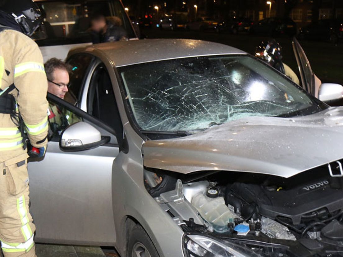 Brandweer onderzoekt de auto