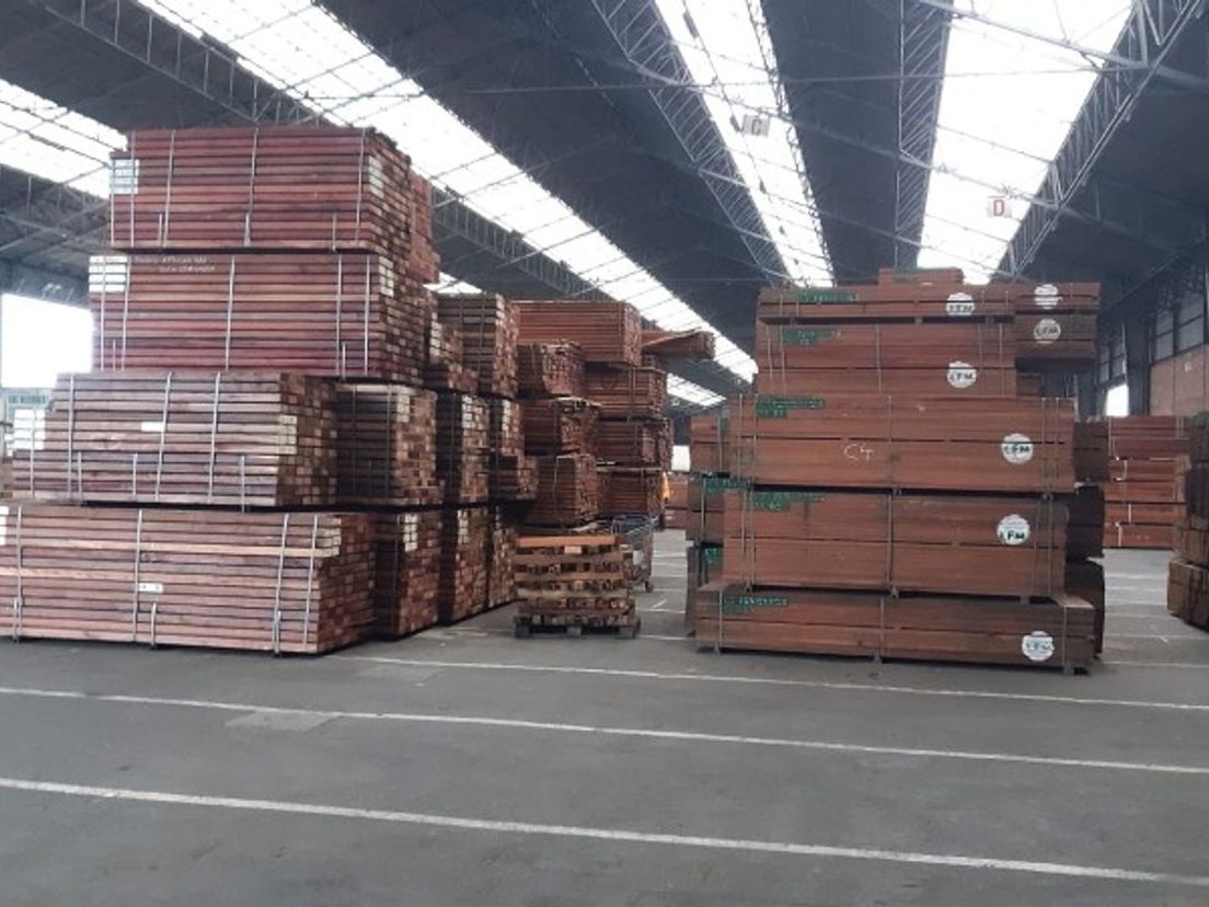 In totaal werd 820 kubieke meter azobé-hout in beslag genomen.
