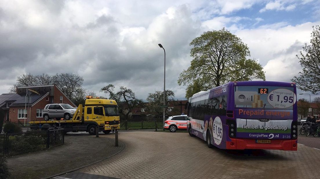 Auto weggesleept na aanrijding met lijnbus in Denekamp