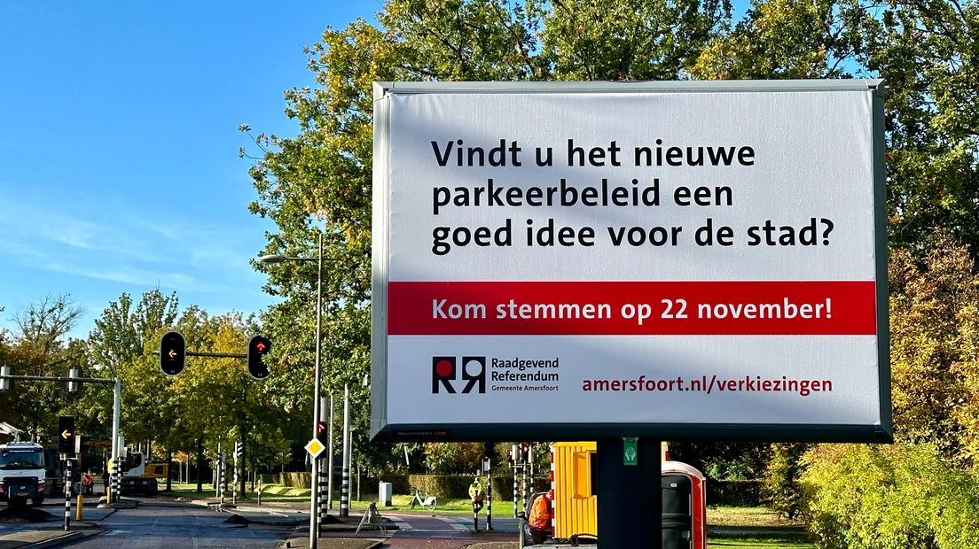 Een bord aan de Ringweg Randenbroek met een oproep om te komen stemmen voor het referendum.