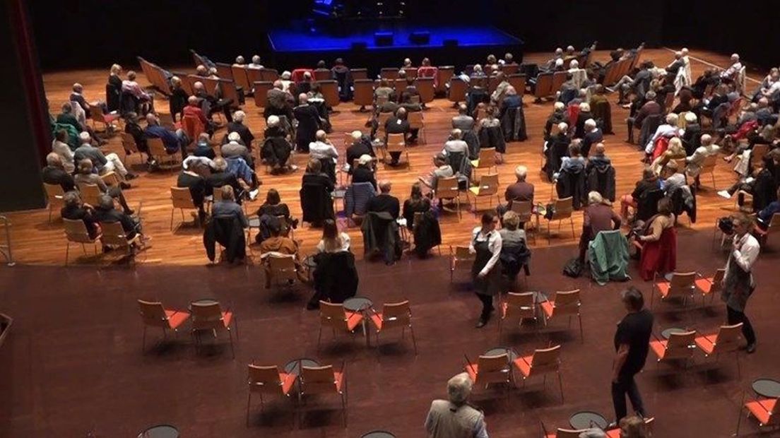 Op anderhalve meter in een zaal in Theater Orpheus in Apeldoorn.