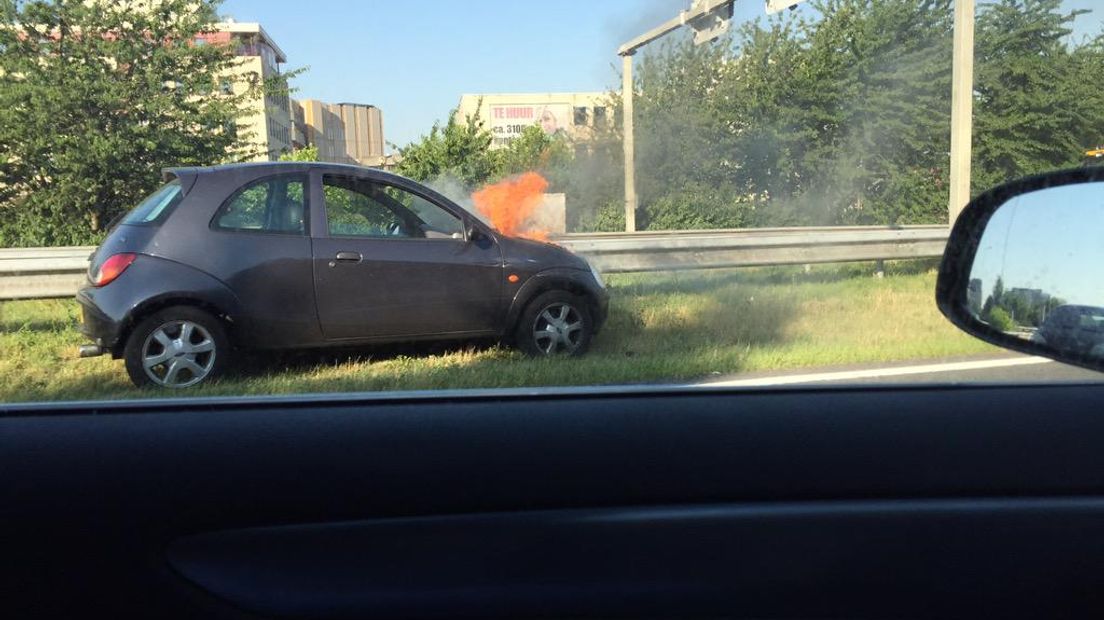 Door een oververhitte auto stond er donderdagmorgen een kilometerslange file op de N325 richting GelreDome in Arnhem.