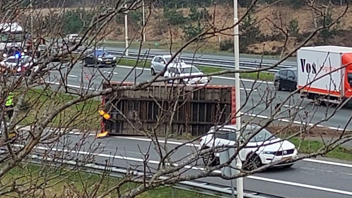 Vrachtwagen verliest aanhanger met container, file op A28 bij Soesterberg
