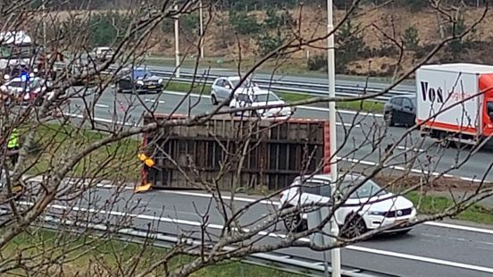 File op A28 na gekantelde aanhanger. File op A28 na gekantelde aanhanger.