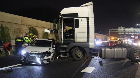 Twee zwaargewonden bij ongeluk op A59: auto belandt in vangrail, weg dicht. Twee zwaargewonden bij ongeluk op A59: auto belandt in vangrail, weg dicht.