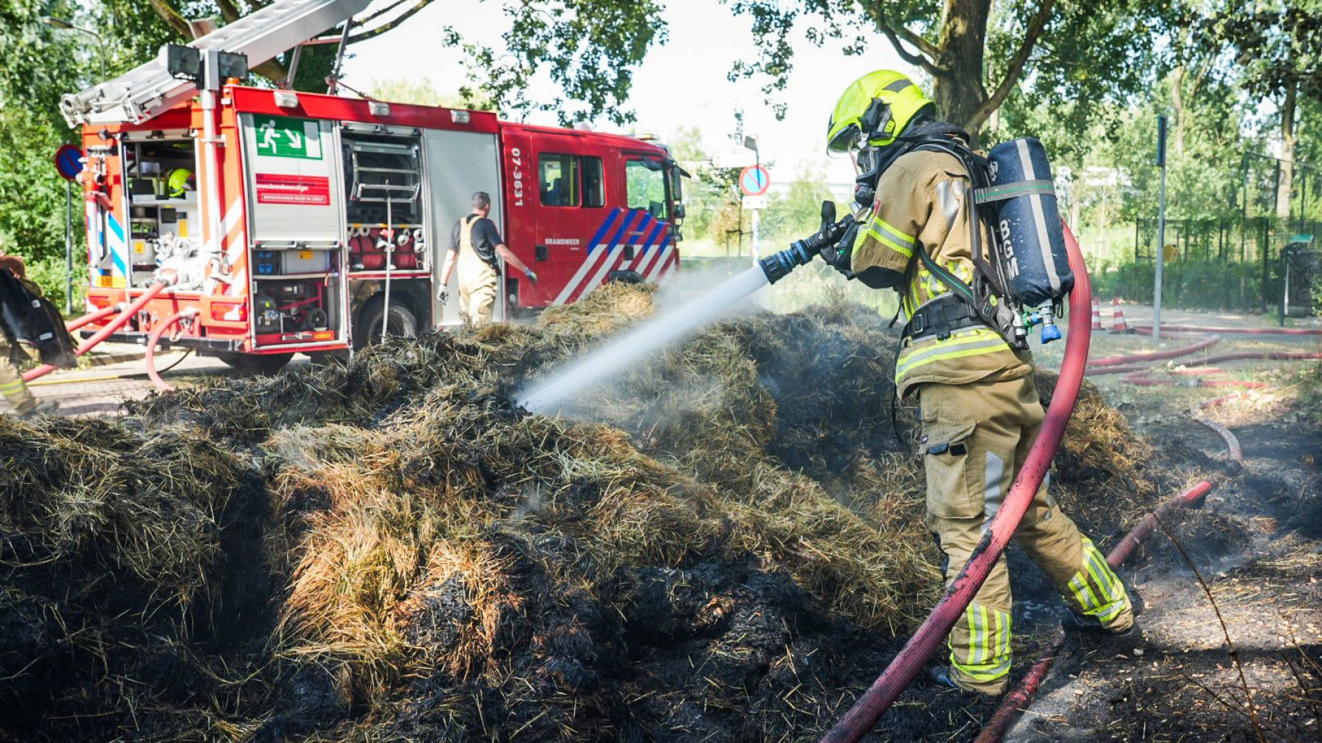 Grote bult maaigras vat vlam in Arnhem