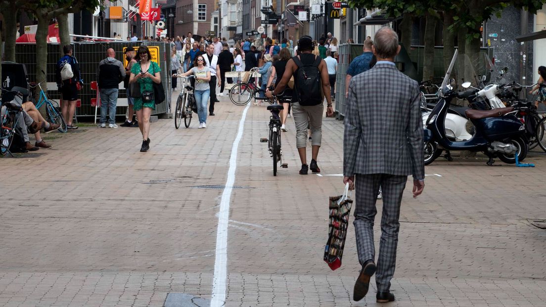 Winkelend publiek in de binnenstad van Groningen