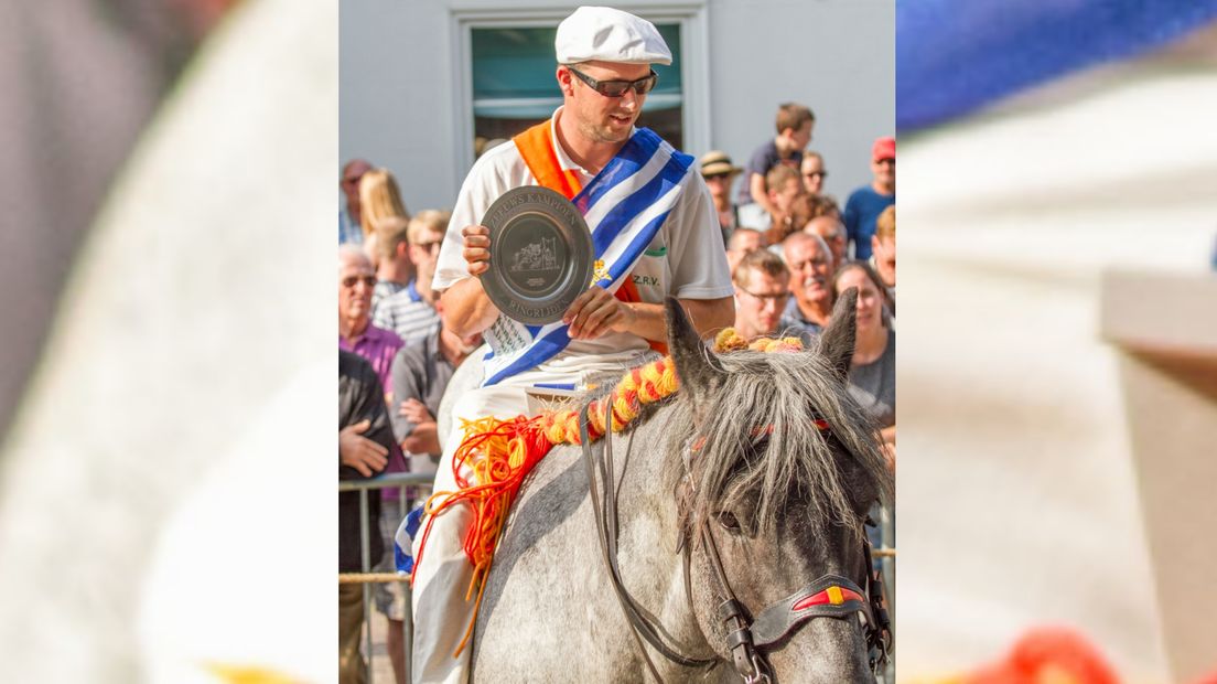 Sebastiaan Sturm met zijn paard na afloop van het kampioenschap