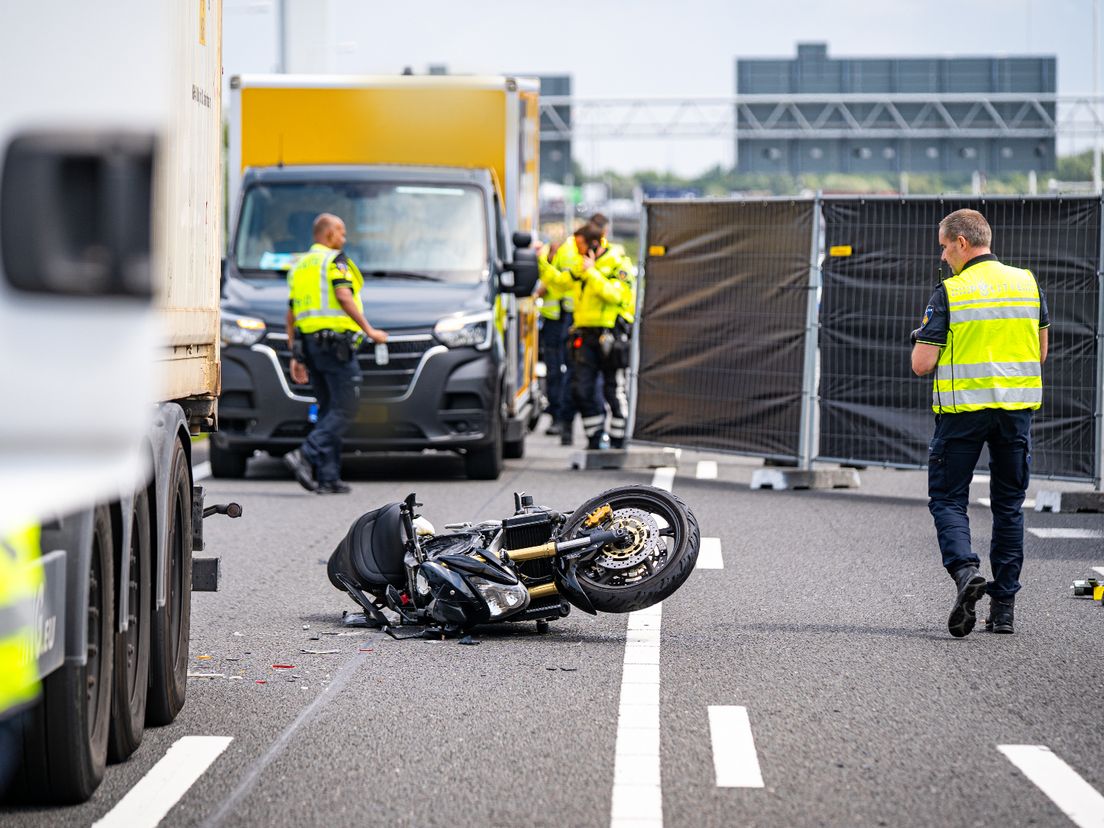 De motorrijder is om het leven gekomen bij het ongeluk.