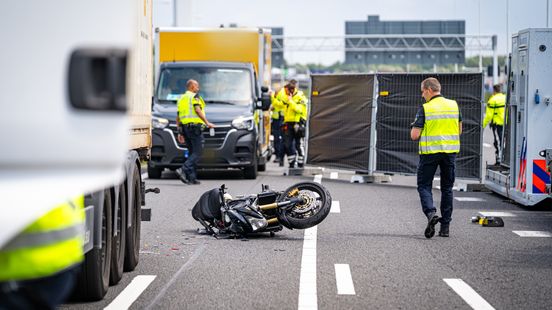 Overleden motorrijder die in botsing kwam met vrachtwagen was 26 jaar. Overleden motorrijder die in botsing kwam met vrachtwagen was 26 jaar.