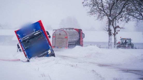 Chauffeur in de problemen • wagen glijdt greppel in
