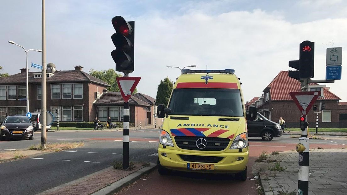 Ambulance haalt gewonden op