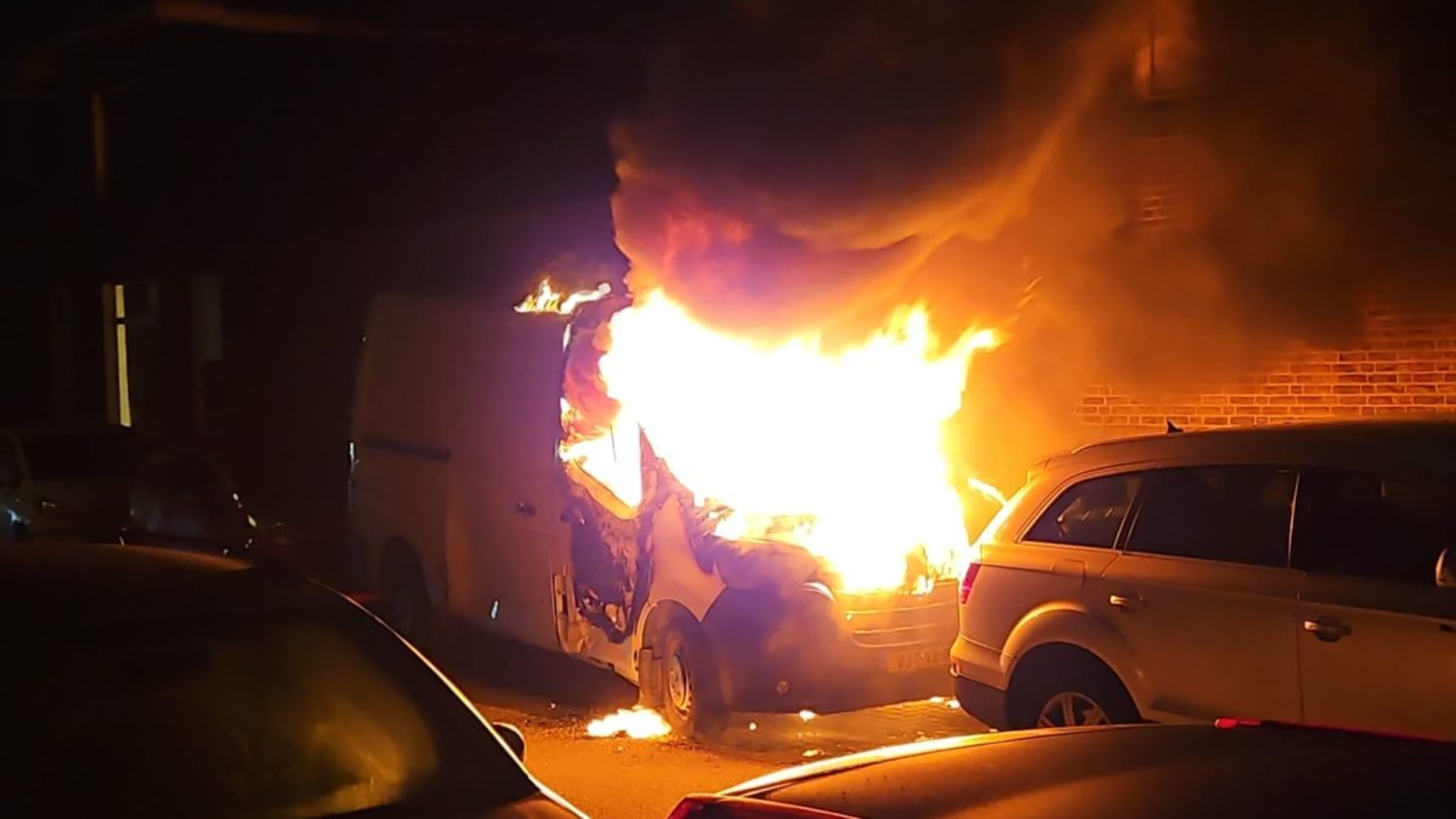 Vlammen slaan uit de bestelbus in Dordrecht.