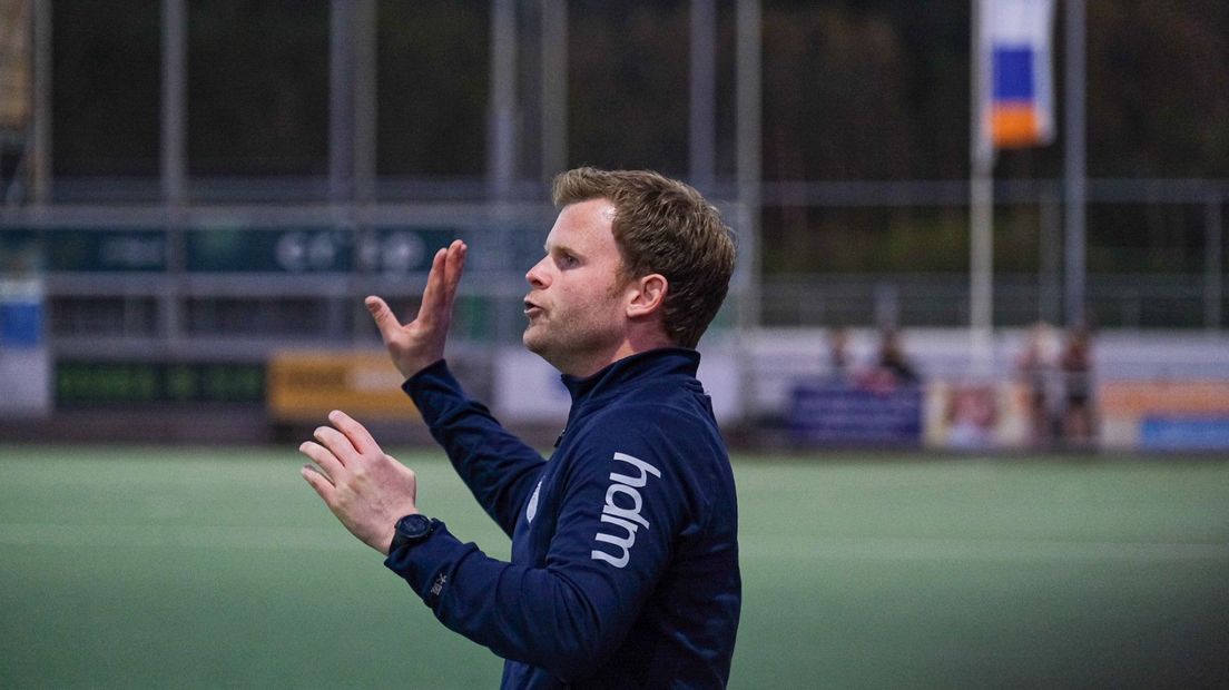 HDM-coach Ivar Knötschke geeft zijn speelsters aanwijzingen