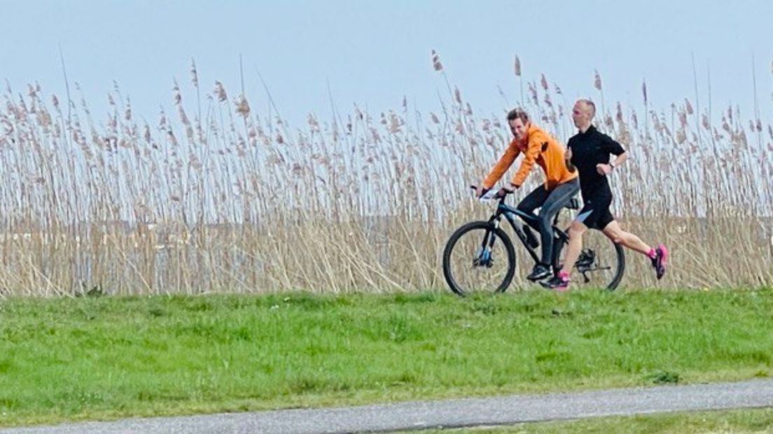 Piet Wiersma traint langs het meer van de Blauwestad