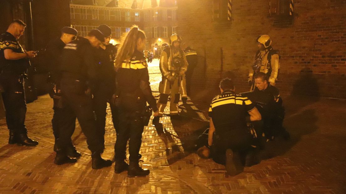 De politie arresteert een verdachte