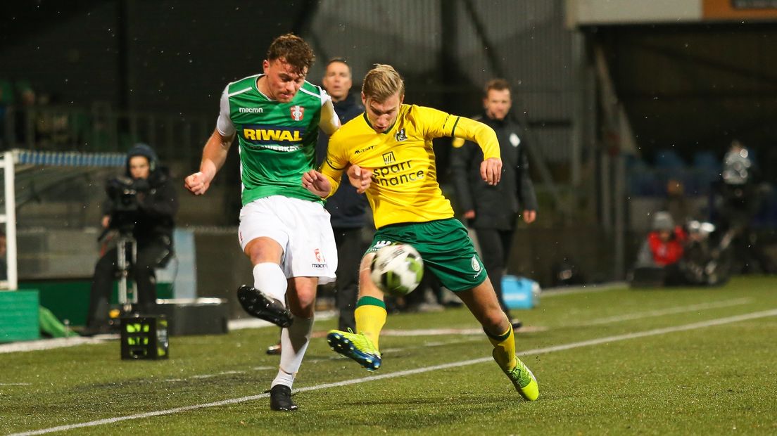 Julius Bliek (links) in duel met Finn Stokkers van Fortuna Sittard