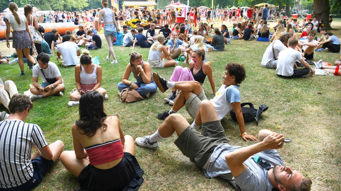 Studenten in het Wilhelminapark tijdens de UIT.