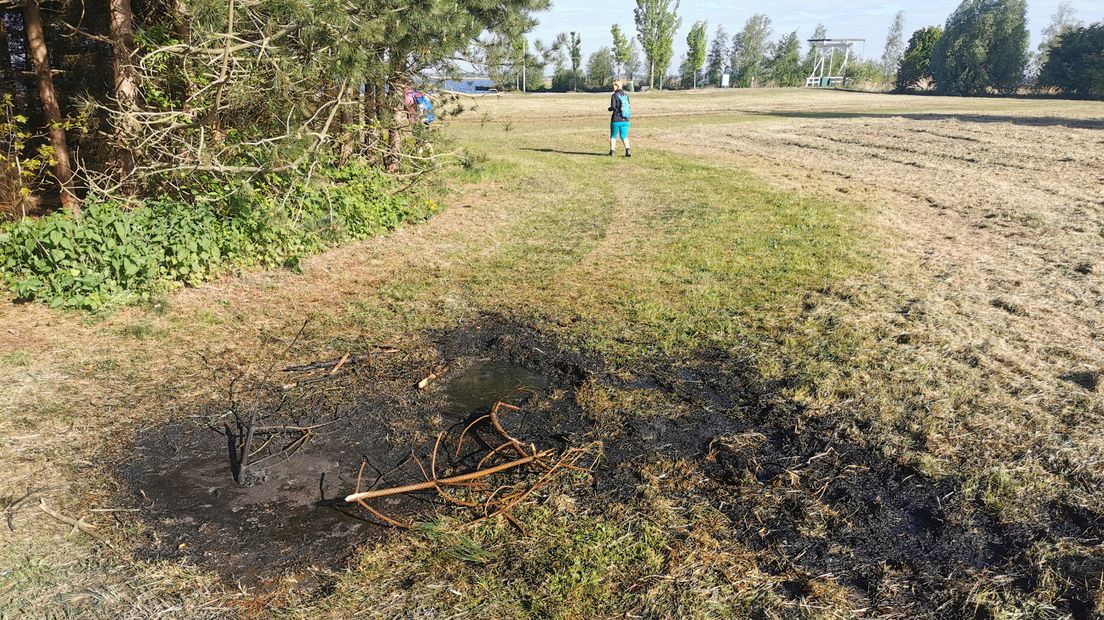 De plek waar eerder een kampvuur was aangestoken vatte zondagochtend opnieuw vlam