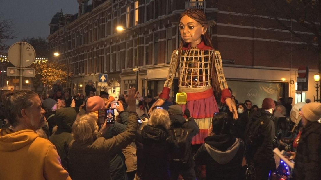 Little Amal bezoekt de Haagse Weimarstraat