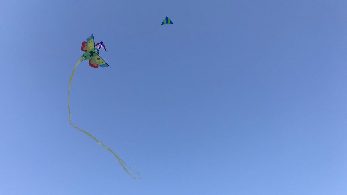 Vliegers in de lucht in Schoonebeek (Rechten: RTV Drenthe/Jeroen Kelderman)